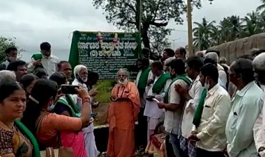 ರೈತ ಸಂಘದ ನಾಮಫಲಕ ಅನಾವರಣಗೊಳಿಸಿದ ರೇವಣಸಿದ್ದೇಶ್ವರ ಶಿವಾಚಾರ್ಯ ಸ್ವಾಮೀಜಿ