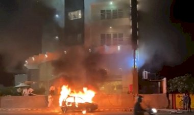 ಹುಬ್ಬಳ್ಳಿ: ರಸ್ತೆಯಲ್ಲಿಯೇ ಹೊತ್ತಿ ಉರಿದ ಕಾರ್: ಏನಿದು ಪ್ರೆಸಿಡೆಂಟ್ ಹೋಟೆಲ್ ಬಳಿ ಇಷ್ಟೊಂದು ಫೈರ್...!