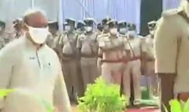 ಹುಬ್ಬಳ್ಳಿ: ಕುಂಟುತ್ತಲೇ ನಡೆದು ಹುತಾತ್ಮ ಪೊಲೀಸ್ ಸ್ಮಾರಕಕ್ಕೆ ಪುಷ್ಪನಮನ ಸಲ್ಲಿಸಿದ ಸಿಎಂ ಬೊಮ್ಮಾಯಿ