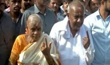 ಪತ್ನಿ ಸಮೇತ ಮತಗಟ್ಟೆಗೆ ಬಂದು ಮತದಾನ ಮಾಡಿದ ಮಾಜಿ ಪ್ರಧಾನಿ ಹೆಚ್.ಡಿ.ದೇವೇಗೌಡ
