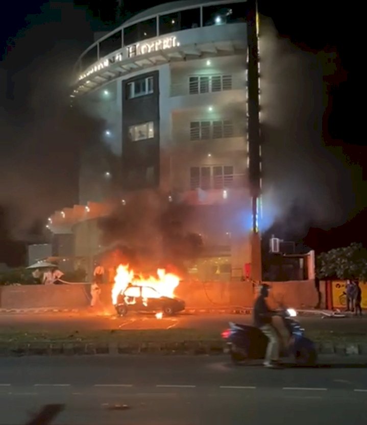 ಹುಬ್ಬಳ್ಳಿ: ರಸ್ತೆಯಲ್ಲಿಯೇ ಹೊತ್ತಿ ಉರಿದ ಕಾರ್: ಏನಿದು ಪ್ರೆಸಿಡೆಂಟ್ ಹೋಟೆಲ್ ಬಳಿ ಇಷ್ಟೊಂದು ಫೈರ್...!