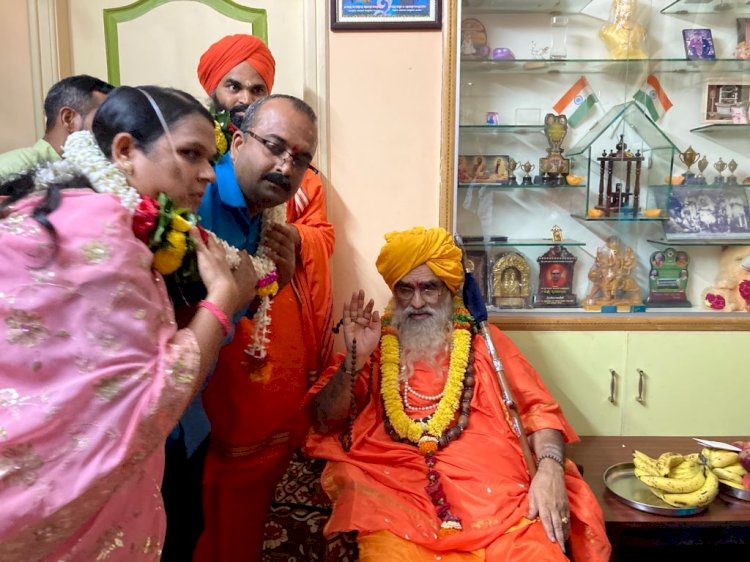 ಶ್ರೀ ಕೇದಾರ ಜಗದ್ಗುರುಗಳ  ಆಶೀರ್ವಾದವನ್ನು ಪಡೆದರು...