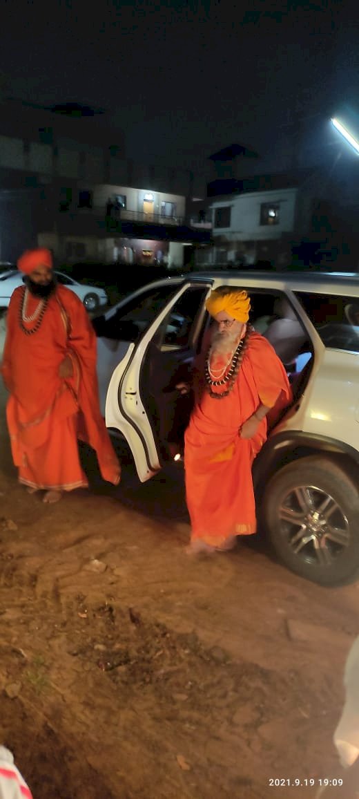 ಶ್ರೀ ಕೇದಾರ ಜಗದ್ಗುರುಗಳ  ಆಶೀರ್ವಾದವನ್ನು ಪಡೆದರು...