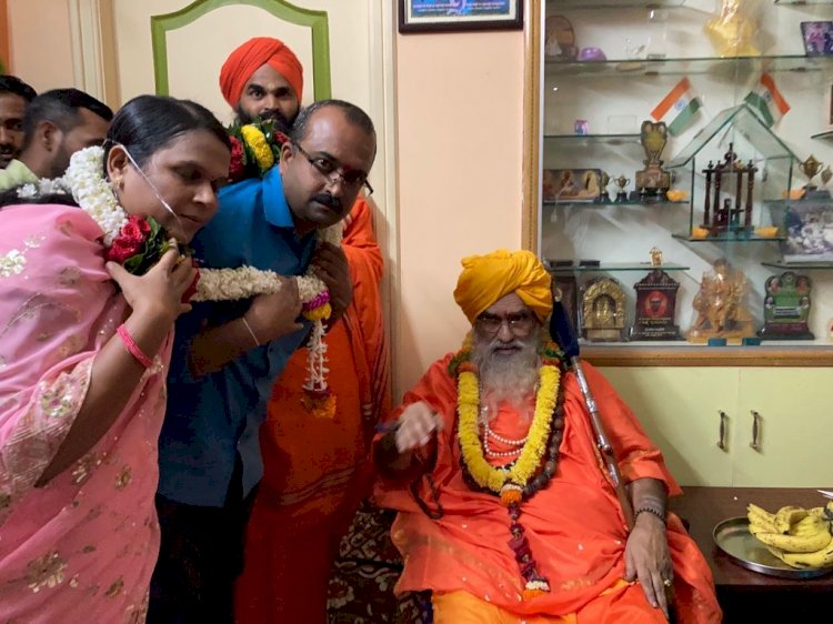 ಶ್ರೀ ಕೇದಾರ ಜಗದ್ಗುರುಗಳ  ಆಶೀರ್ವಾದವನ್ನು ಪಡೆದರು...