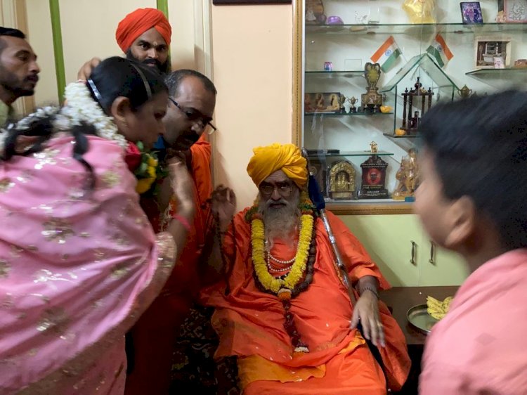 ಶ್ರೀ ಕೇದಾರ ಜಗದ್ಗುರುಗಳ  ಆಶೀರ್ವಾದವನ್ನು ಪಡೆದರು...