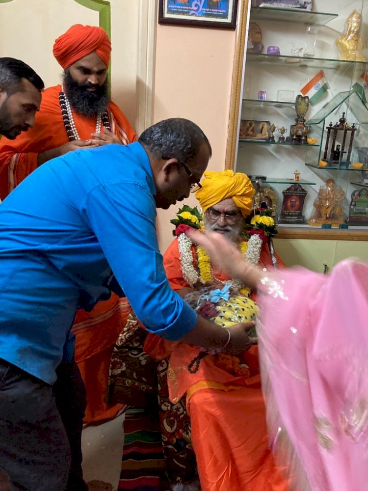 ಶ್ರೀ ಕೇದಾರ ಜಗದ್ಗುರುಗಳ  ಆಶೀರ್ವಾದವನ್ನು ಪಡೆದರು...