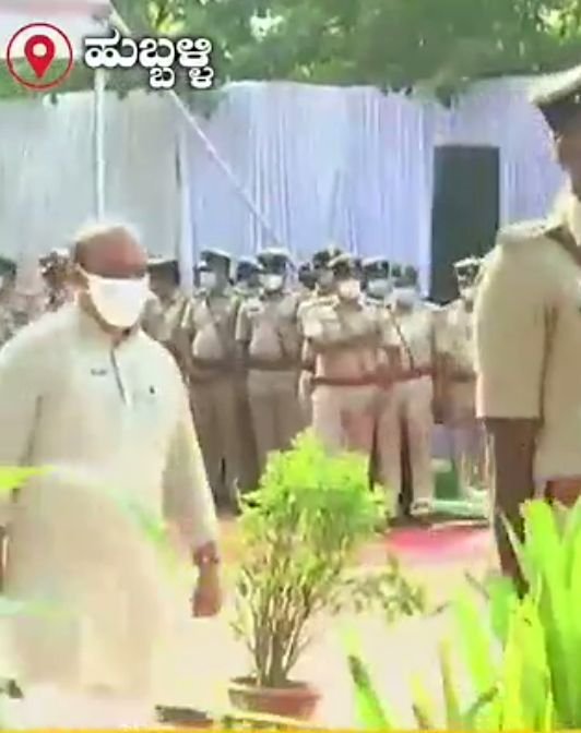 ಹುಬ್ಬಳ್ಳಿ: ಕುಂಟುತ್ತಲೇ ನಡೆದು ಹುತಾತ್ಮ ಪೊಲೀಸ್ ಸ್ಮಾರಕಕ್ಕೆ ಪುಷ್ಪನಮನ ಸಲ್ಲಿಸಿದ ಸಿಎಂ ಬೊಮ್ಮಾಯಿ