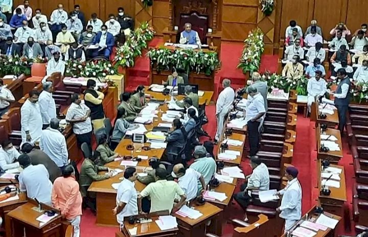 ವಿಧಾನ ಪರಿಷತ್ನ 14 ಜನ ಕಾಂಗ್ರೆಸ್ ಸದಸ್ಯರ ಅಮಾನತು