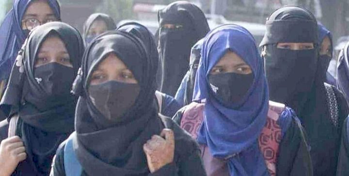 ಹಿಜಾಬ್‌ಗಾಗಿ ಪ್ರತಿಭಟನೆ: 12 ವಿದ್ಯಾರ್ಥಿನಿಯರ ಮೇಲೆ ಎಫ್‌ಐಆರ್