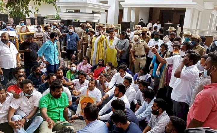 ಡಿಕೆಶಿ ಮನೆ ಮುಂದೆ ಪ್ರೊಟೆಸ್ಟ್ : ಪ್ರತಿಭಟನಾಕಾರರ ಮೇಲೆ ಎಫ್ ಐಆರ್