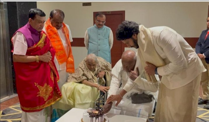 ಅಯೋಧ್ಯೆಯಲ್ಲಿ ನಿಖಿಲ್ ಹ್ಯಾಪಿ ಬರ್ತ್‌ಡೇ: ಕೇಕ್ ಕತ್ತರಿಸಿ ಮಾಜಿ ಪ್ರಧಾನಿಗೆ ತಿನ್ನಿಸಿದ ಮುದ್ದಿನ ಮೊಮ್ಮಗ