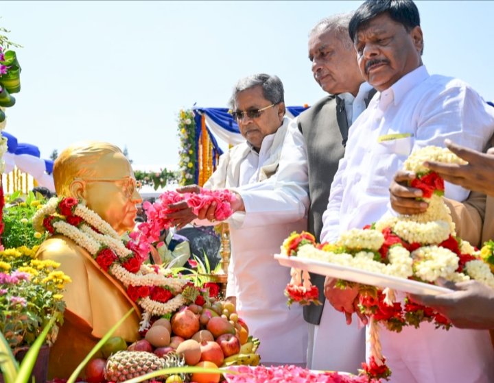 ಅಂಬೇಡ್ಕರ್ ಪ್ರತಿಮೆಗೆ ಸಿಎಂ ಮಾಲಾರ್ಪಣೆ, ಗೌರವ ಸಮರ್ಪಣೆ