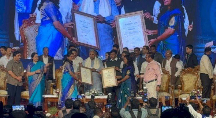 ತುಮಕೂರು : ಮಾನವ ಸರಪಳಿ - ಮುಖ್ಯಮಂತ್ರಿಗಳಿಂದ ಪ್ರಶಸ್ತಿ ಸ್ವೀಕರಿಸಿದ ಜಿಲ್ಲಾಧಿಕಾರಿ ಶುಭ ಕಲ್ಯಾಣ್
